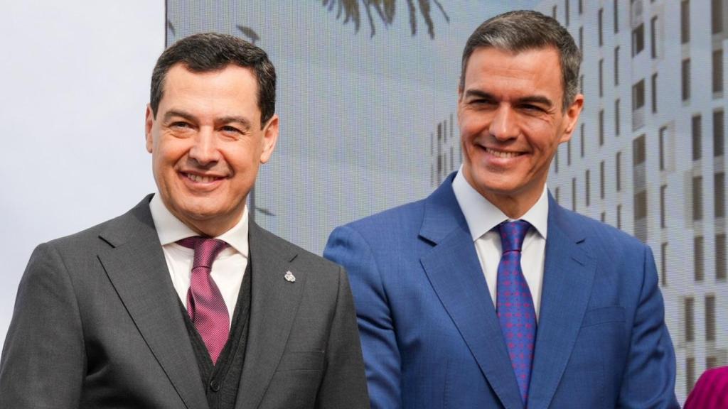 Juanma Moreno y Pedro Sánchez, en un acto en Sevilla junto a la ministra de Vivienda y María Jesús Montero.