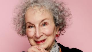 Margaret Atwood, una maga bucólica fascinada con su lado oscuro