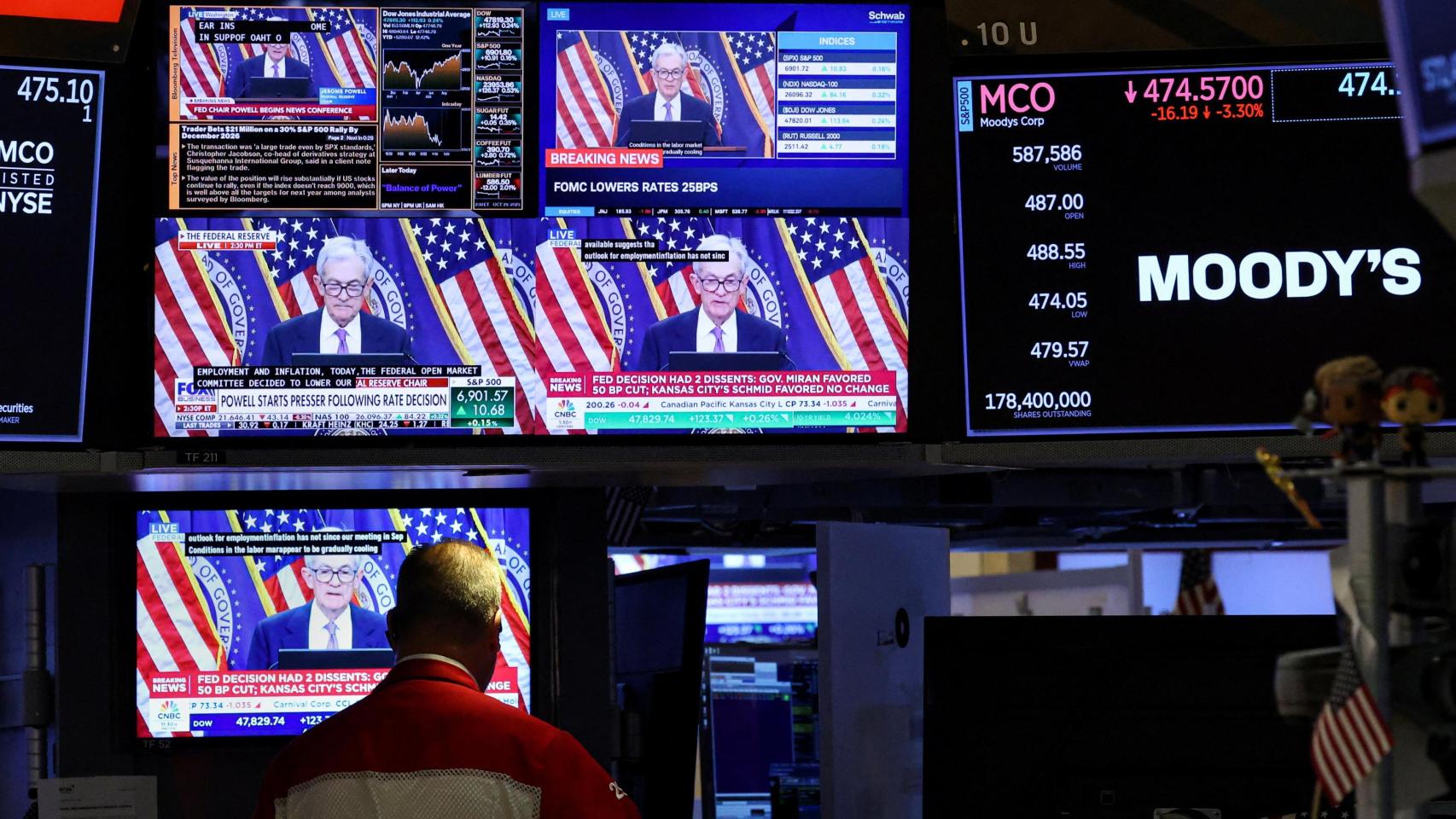 Varias pantallas de la Bolsa de Nueva York muestran una rueda de prensa del presidente de la Fed, Jerome Powell.