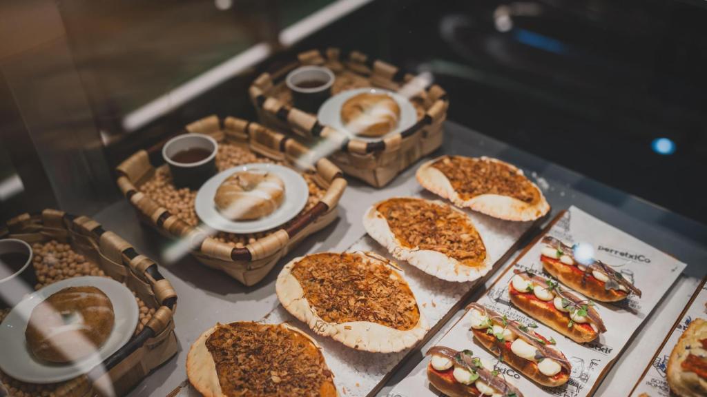 Donut de cocido de PerretxiCo junto a otros pintxos
