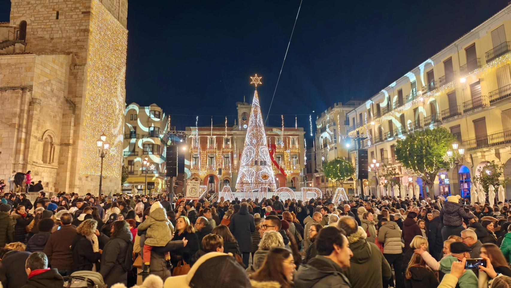Centenares de personas disfrutan del encendido de las luces de Navidad en la Plaza Mayor de Zamora, este viernes