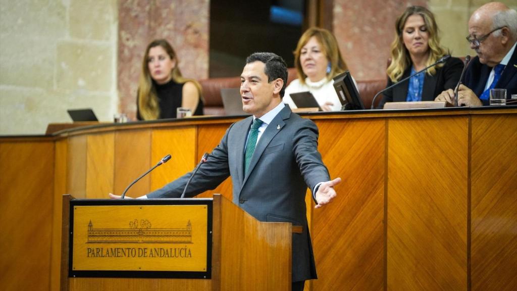 El presidente de la Junta de Andalucía, Juanma Moreno, durante el debate de la comunidad en el Parlamento andaluz.