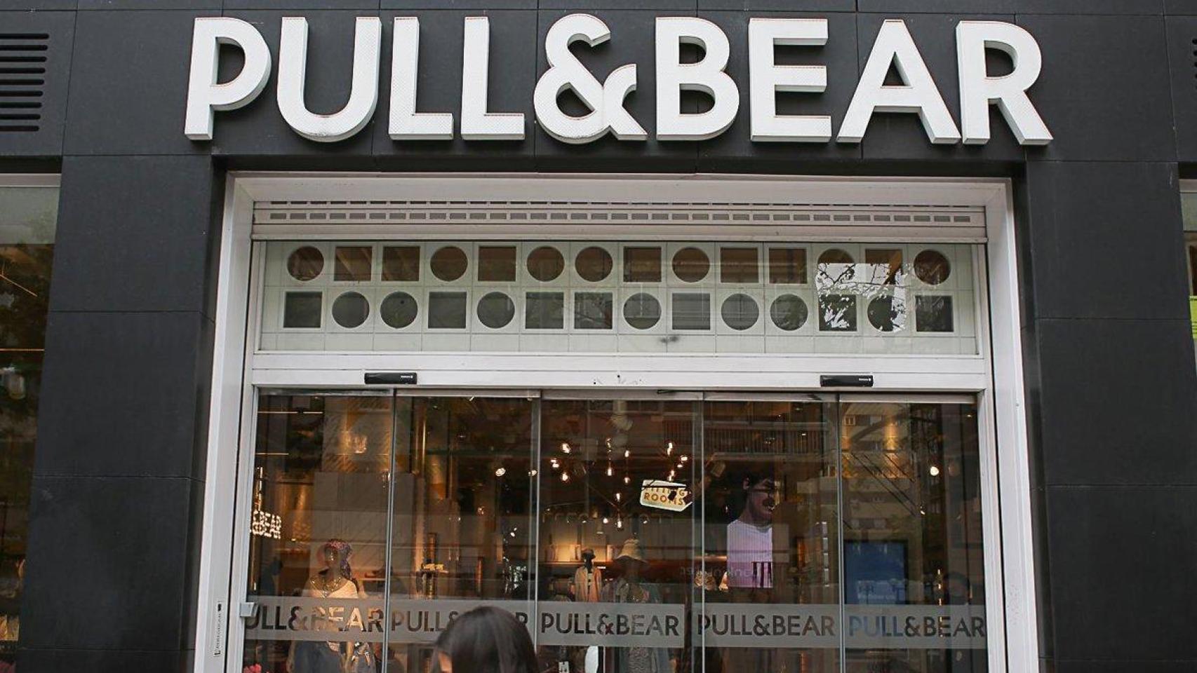 Imagen de archivo de una tienda de Pull & Bear.