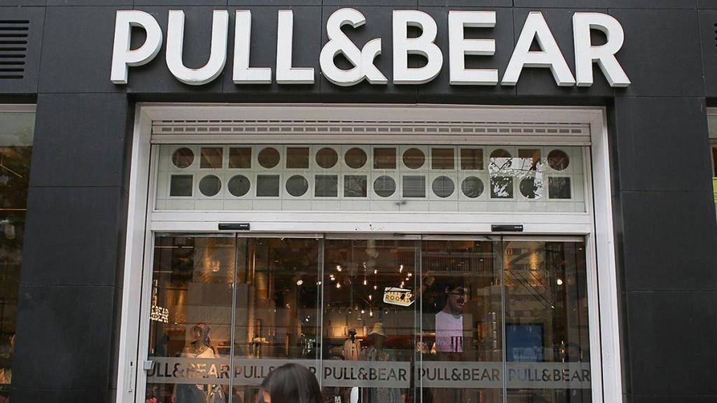 Imagen de archivo de una tienda de Pull & Bear.