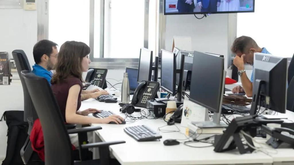 Empleados en su espacio de trabajo.