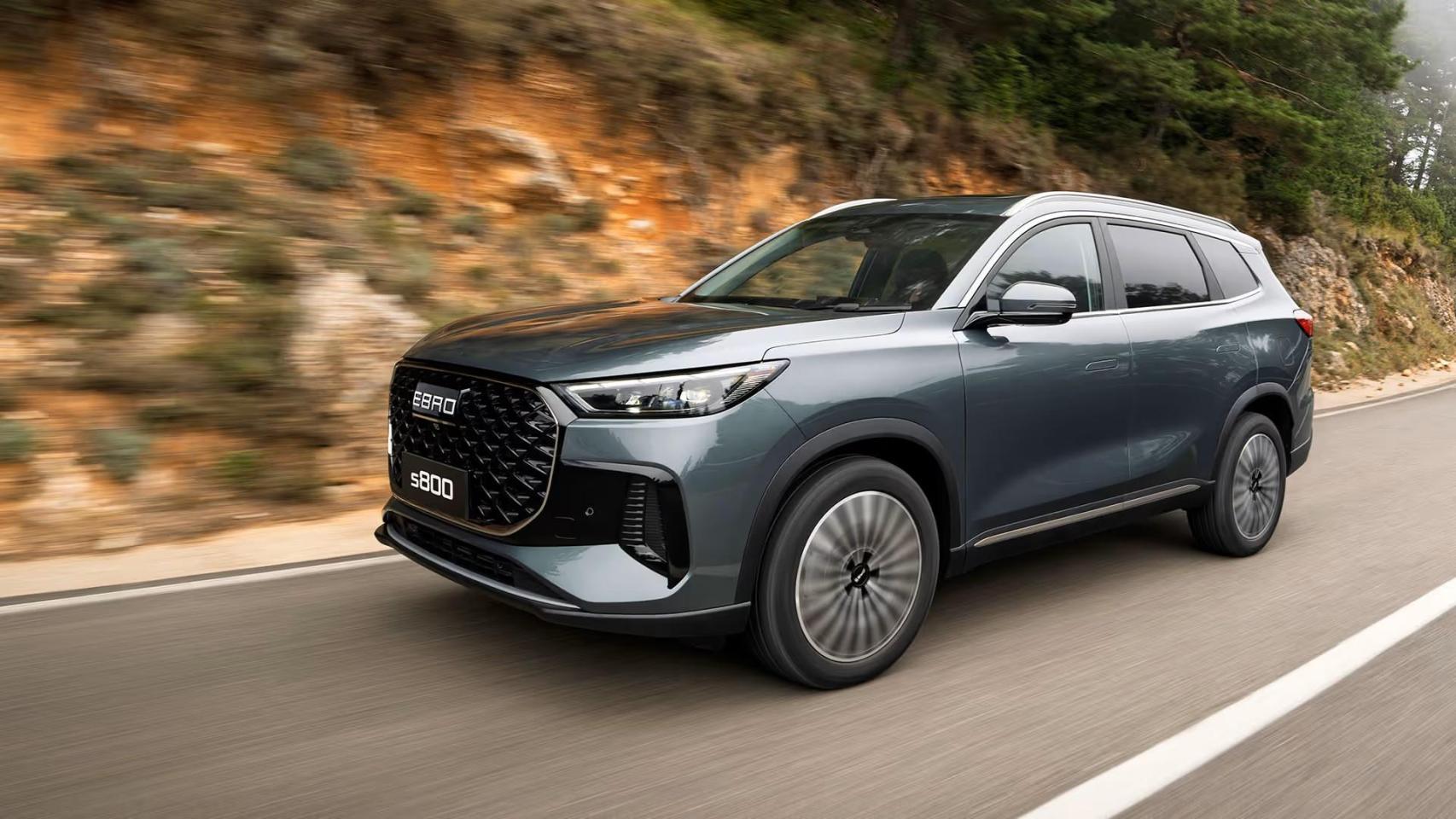 Vista exterior del nuevo SUV EBRO S800 que cuenta con tecnología híbrida enchufable