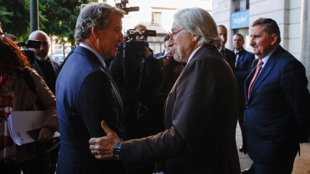 Alberto Núñez Feijóo, presidente del PP, saluda a Josep Sánchez Llibre, presidente de Fometn del Treball.