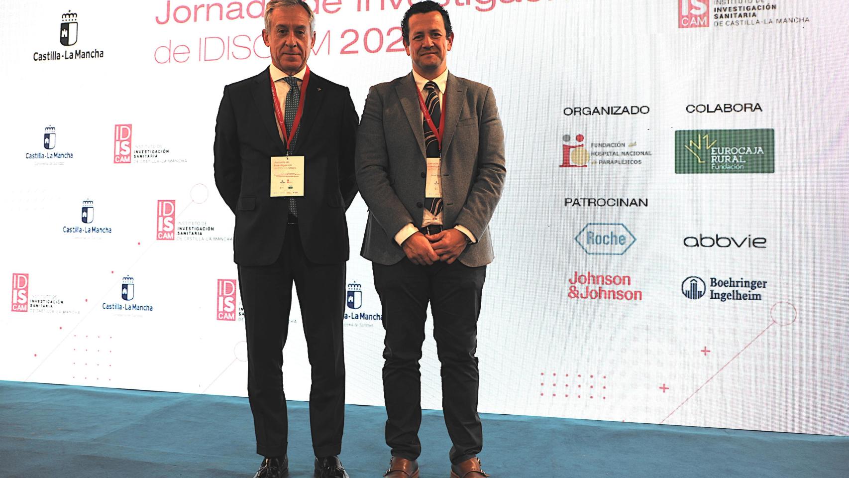 El presidente de Fundación Eurocaja Rural, Javier López Martín, junto al director científico del IDISCAM, Manuel Sánchez de la Torre.