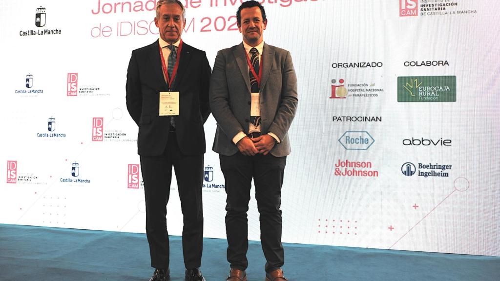 El presidente de Fundación Eurocaja Rural, Javier López Martín, junto al director científico del IDISCAM, Manuel Sánchez de la Torre.