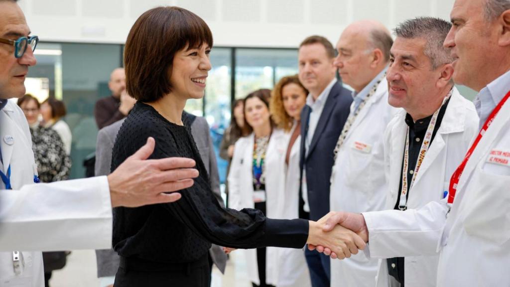 La ministra de Universidades, Diana Morant, saluda al personal médico de La Fe, en Valencia, este viernes.