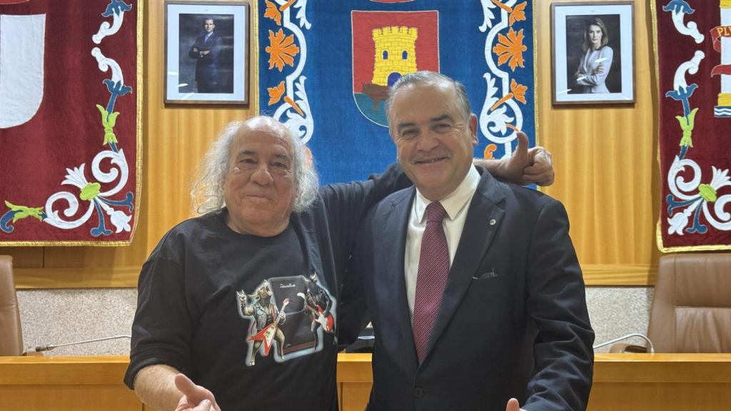 Juan Pablo Ordúñez 'El Pirata' junto al alcalde de Talavera de la Reina, José Julián Gregorio.