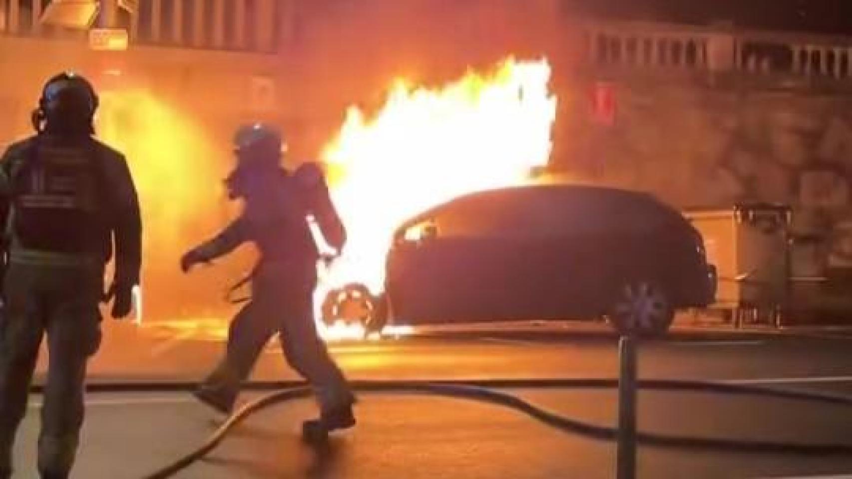 Un coche incendiado obliga a cortar parcialmente un carril en A Coruña
