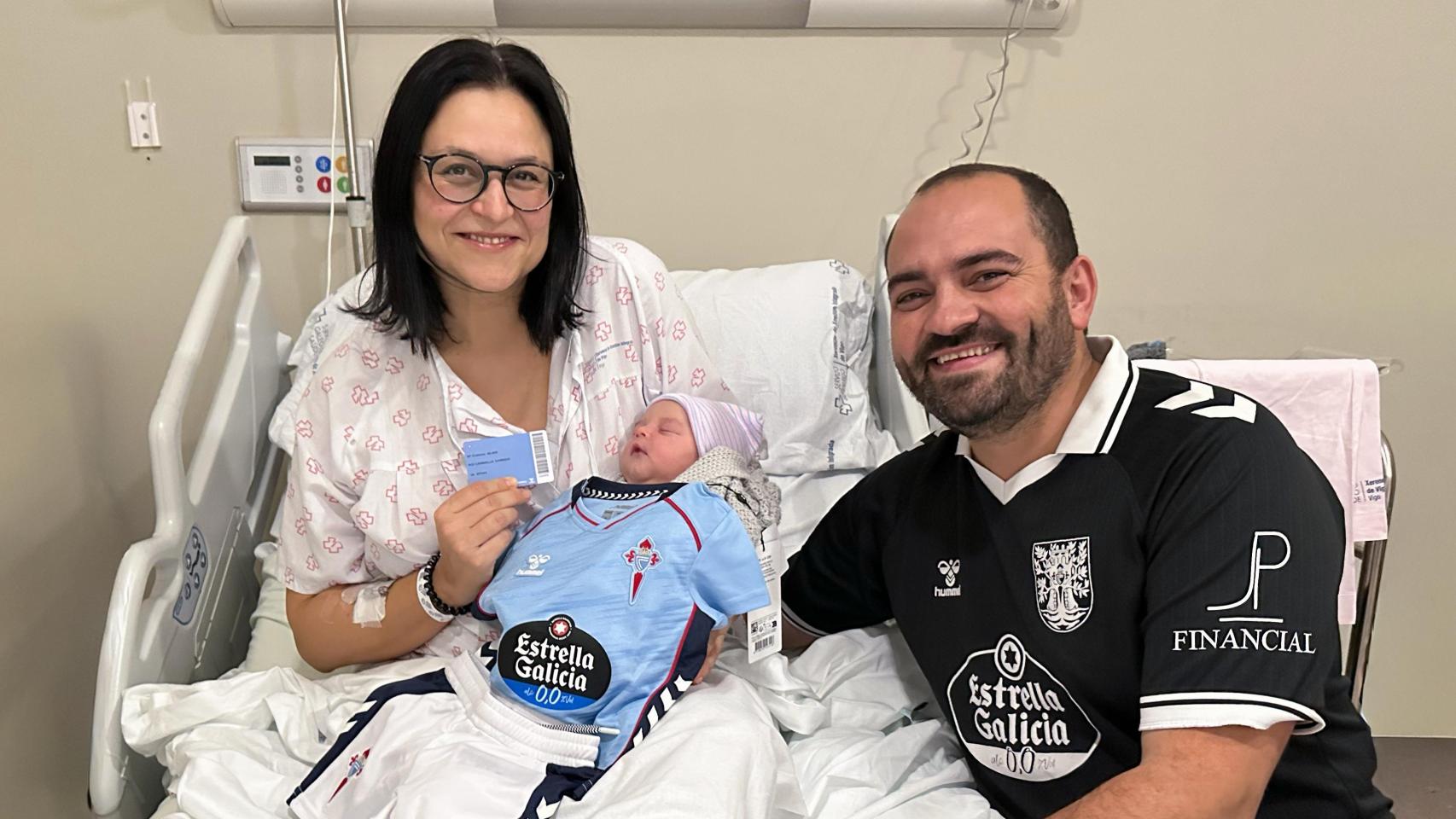 Roi y sus padres, con el Carnet Celtista número 40.000