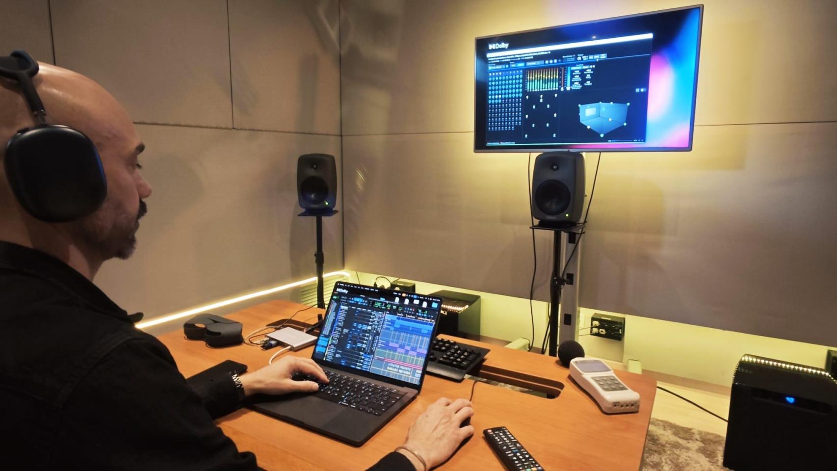 Xavi Pitarch, responsable de calidad de Dolby Laboratories, en la sala donde prueban las herramientas que desarrollan para los creadores de contenidos.