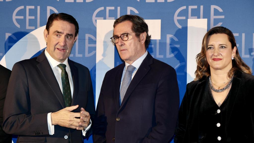 El consejero de Medio Ambiente, Vivienda y Ordenación del Territorio, Juan Carlos Suárez-Quiñones, y el presidente de la CEOE, Antonio Garamendi, este viernes en León