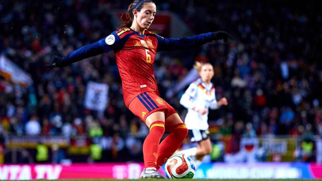 Aitana Bonmatí ejecuta un pase.