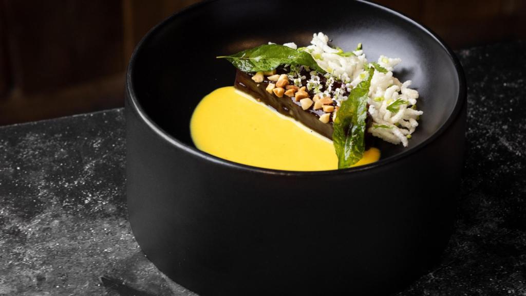 Berenjena negra asada y laqueada con tamarindo y salsa india a base de coco y cúrcuma.