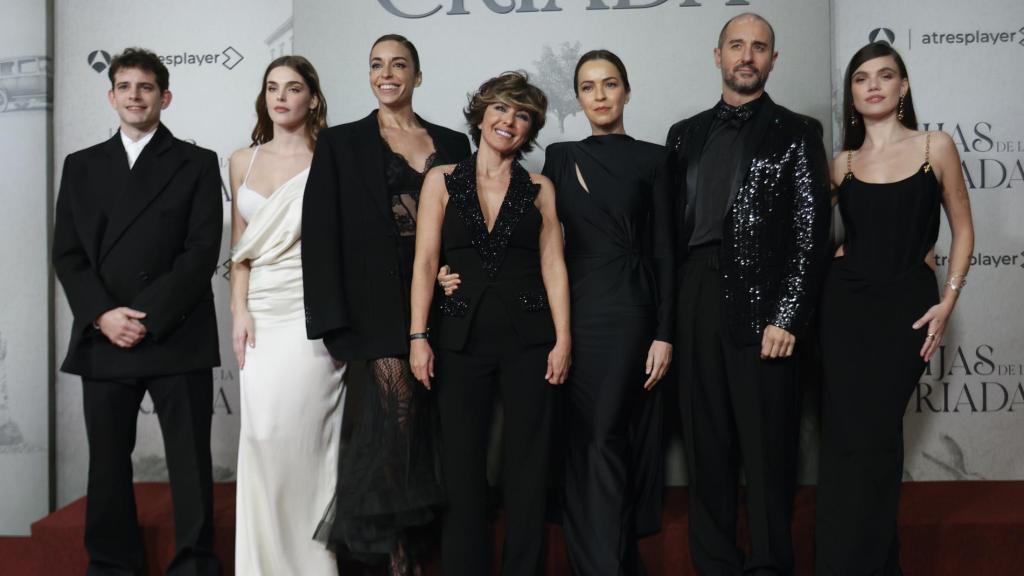 Sonsoles Ónega con el elenco de 'Las hijas de la criada'.