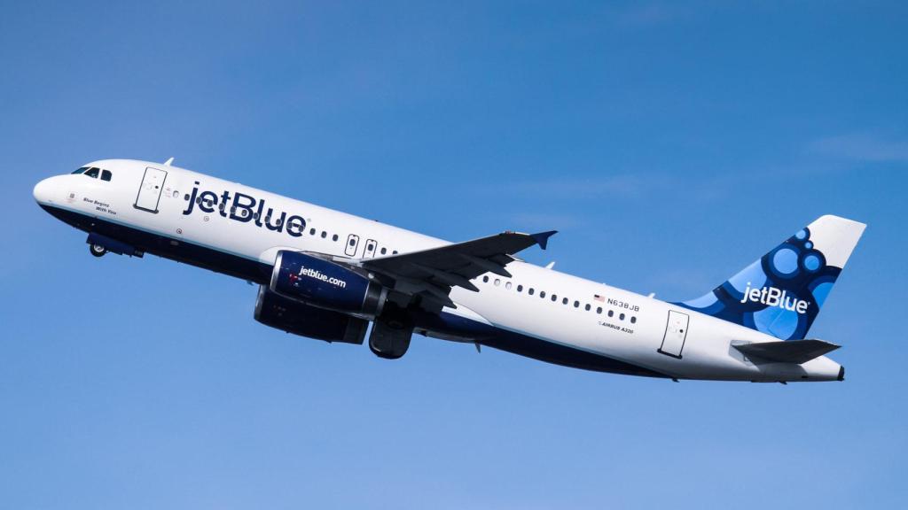 Um JetBlue Airbus A320 semelhante ao envolvido no incidente de radiação solar.
