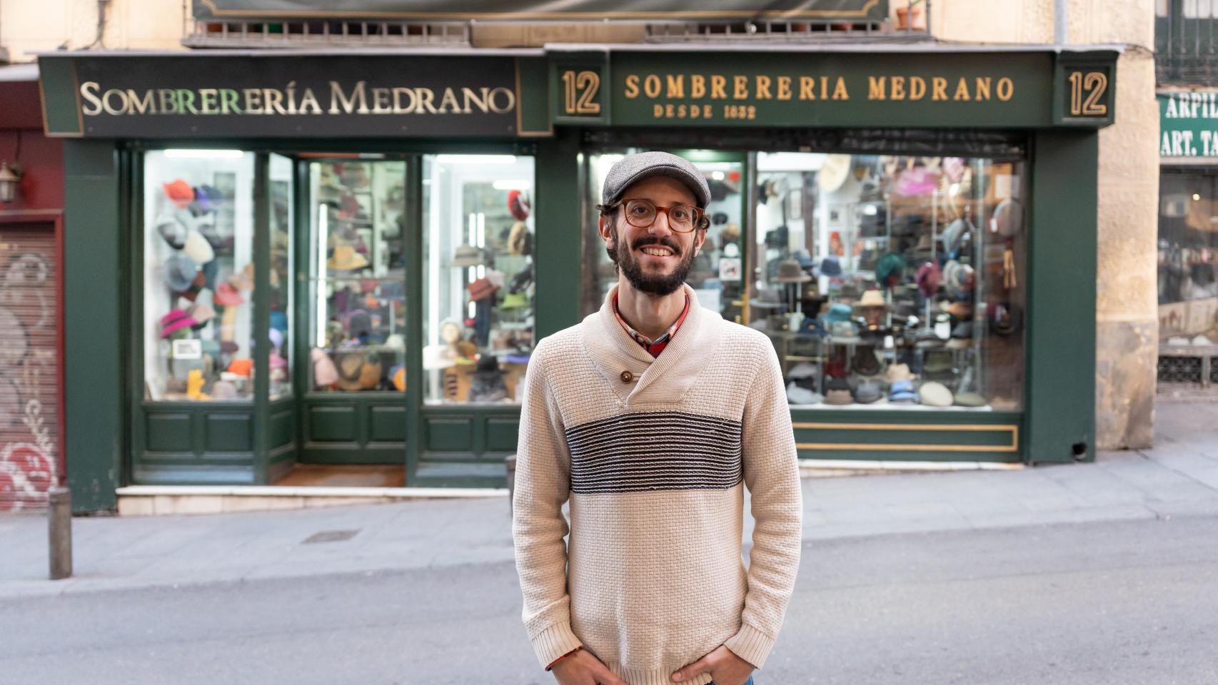 Héctor Medrano, dueño de la sombrerería Medrano en la calle Imperial número 12 de Madrid.