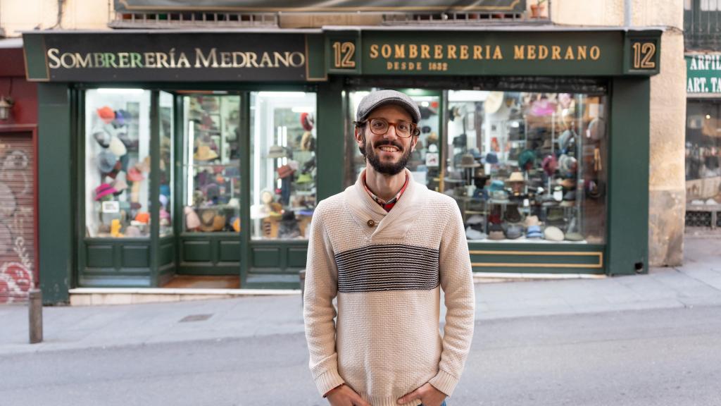 Héctor Medrano, dueño de la sombrerería Medrano en la calle Imperial número 12 de Madrid.