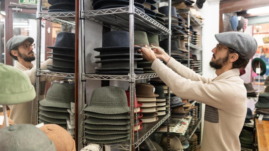 Héctor con uno de los modelos para hombre.