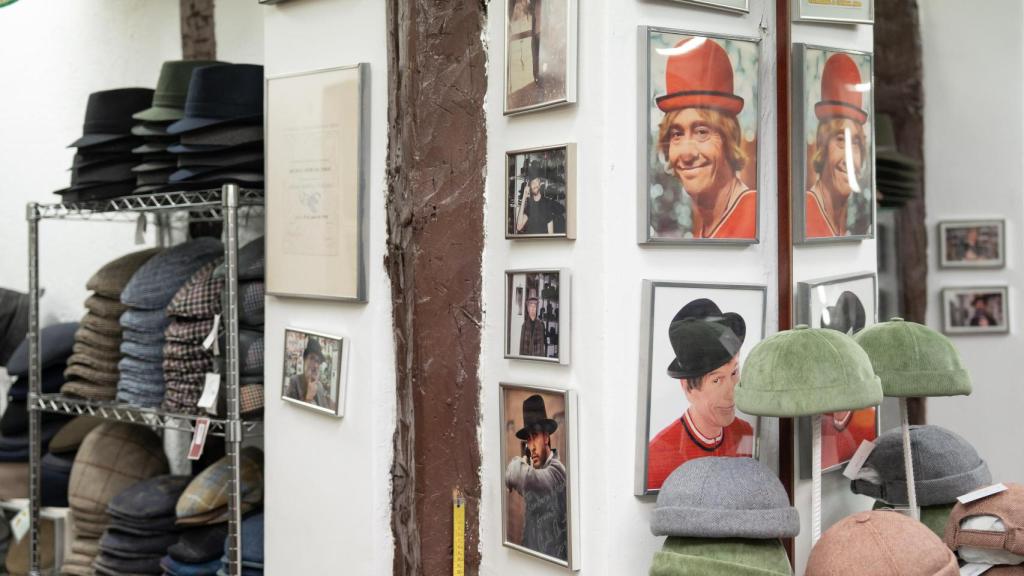 El actor José Sacristán es uno de los clientes de la tienda, así como los bombines de los Payasos de la Tele también son suyos.