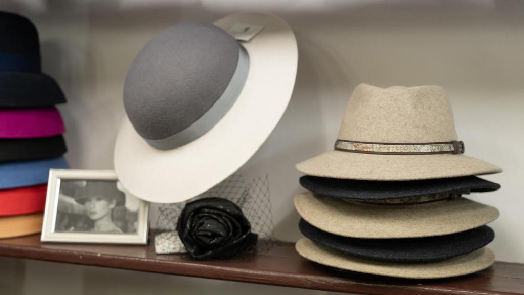 Uno de los sombreros de mujer hechos a mano.