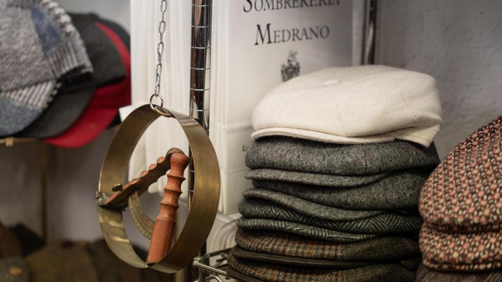 Un medidor de sombreros sirve para conocer la talla exacta.