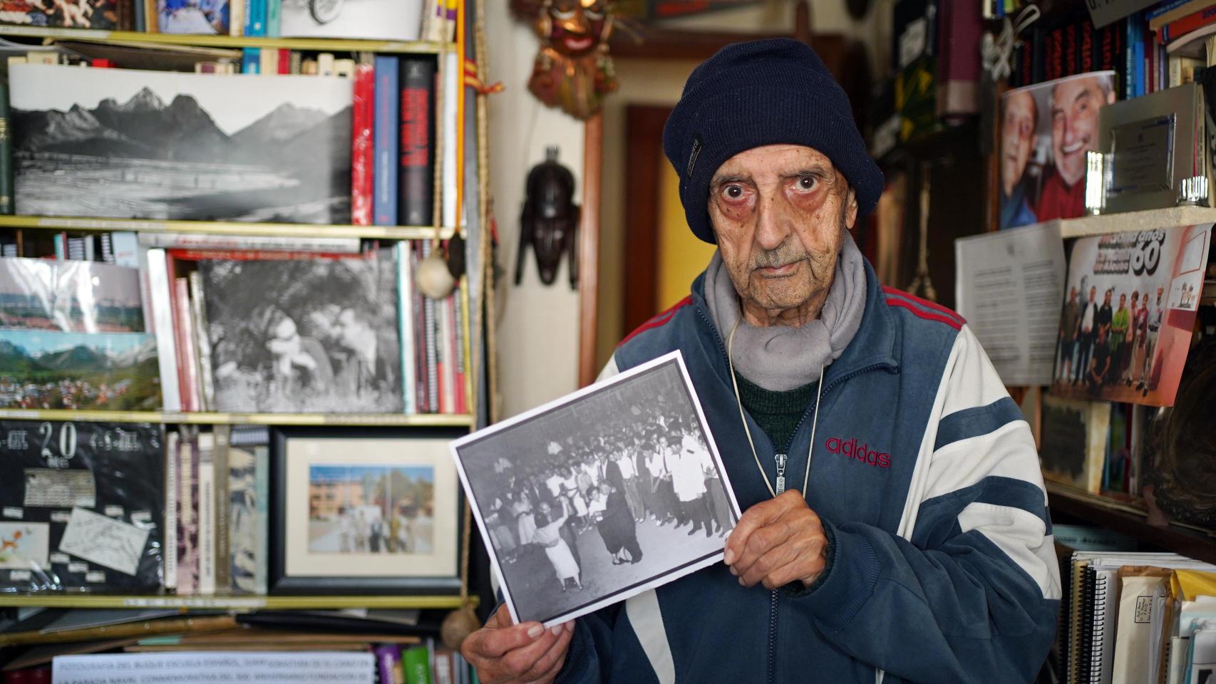 Antonio Alcoba (Madrid, 1935) actualmente en su casa de Aravaca con su fotografía del chotis.