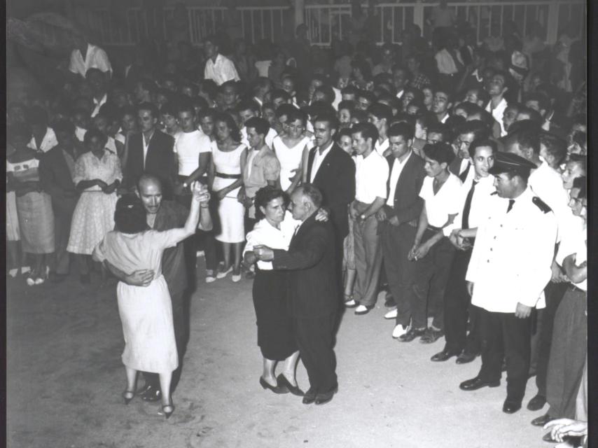 La primera fotografía catalogada del chotis en el Museo de Historia de Madrid, de 1958.
