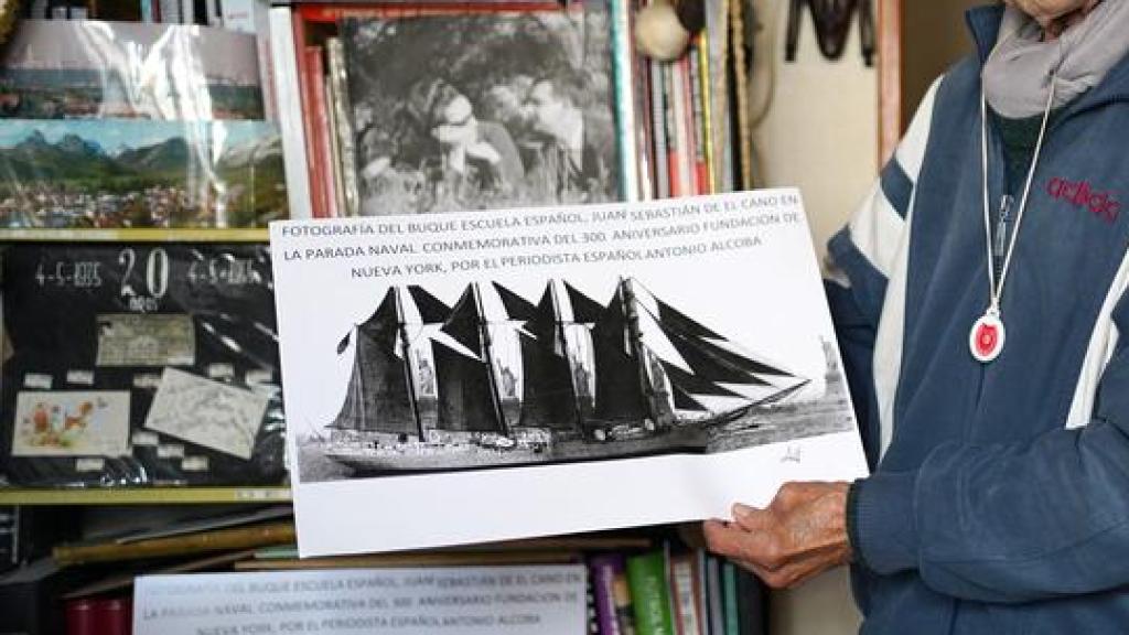 Alcoba sujeta su fotografía favorita, hecha durante la Feria de Nueva York en 1964.