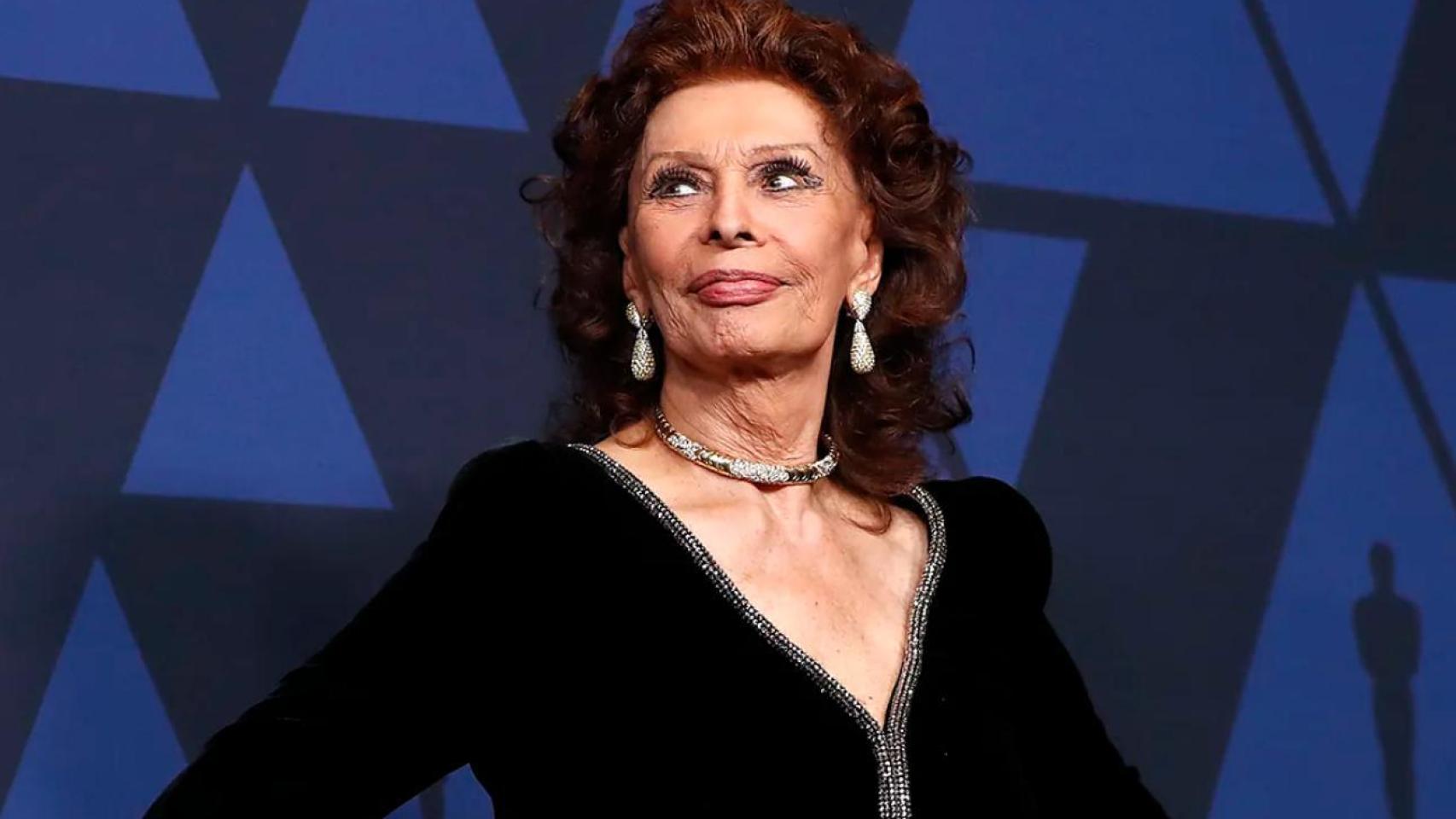 La actriz Sophia Loren en la alfombra roja de los premios Oscar.
