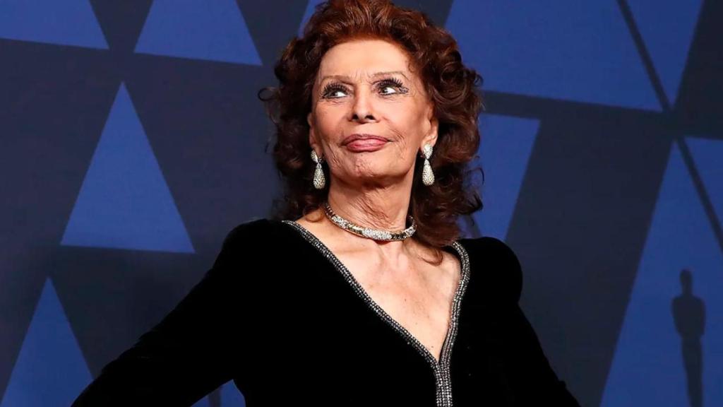 La actriz Sophia Loren en la alfombra roja de los premios Oscar.