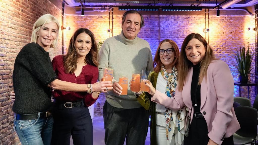 María Porto, galerista; Ana Núñez-Milara, directora de Magas; el escritor Gervasio Posadas; Begoña Barreda, de Espacio Dobble; y Sofía Martín, del equipo de Magas.