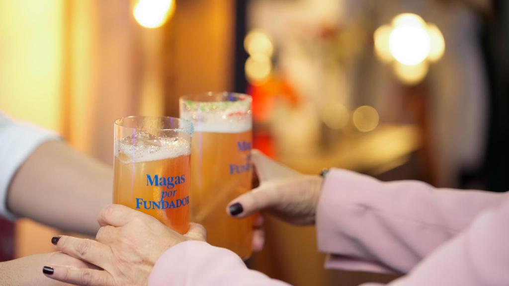 Una de las asistentes recogiendo los combinados.