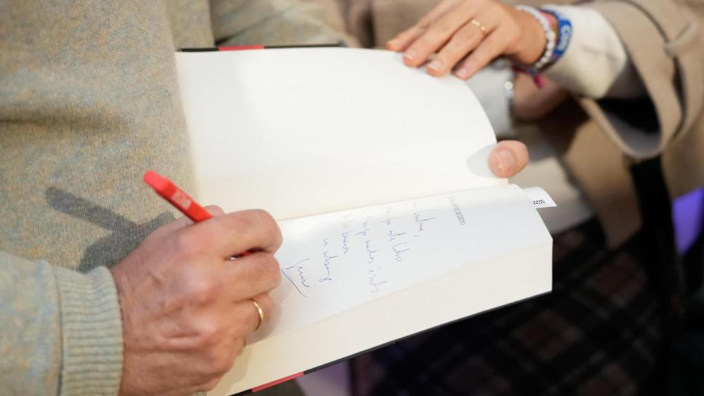Posadas firmando uno de los ejemplares.