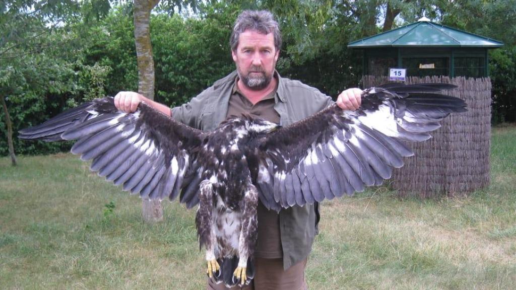 Andoni junto a un ave rapaz decapitada.