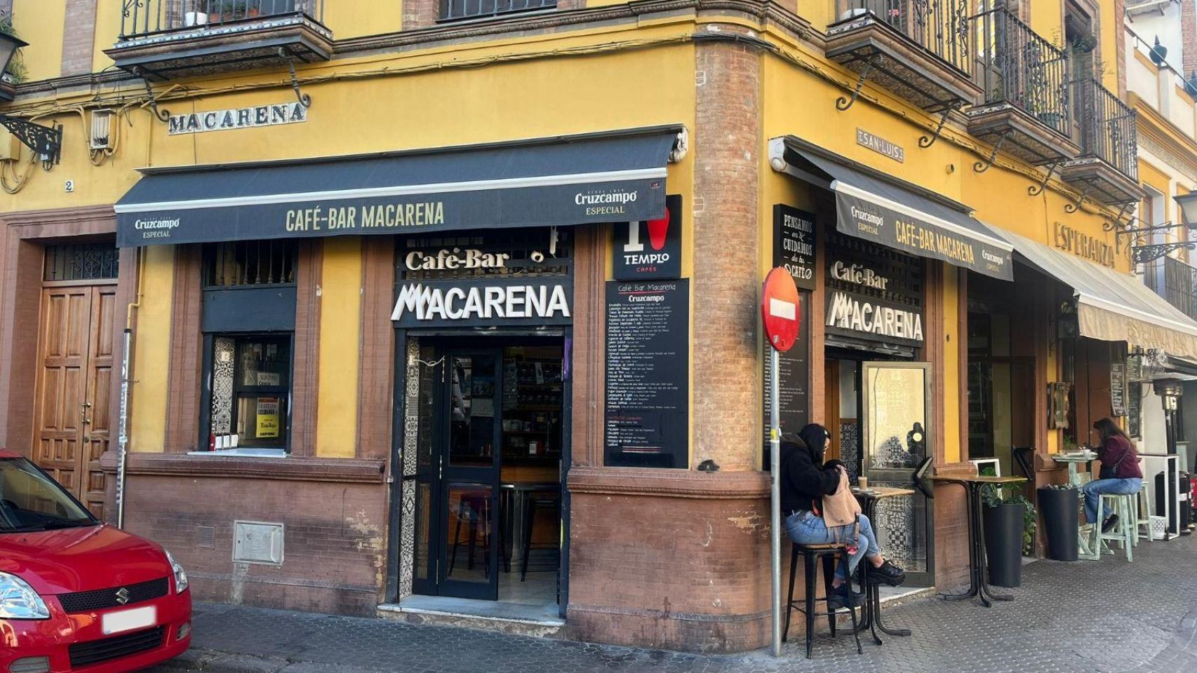 Fachada del Café-Bar Macarena, en pie desde hace más de 50 años.