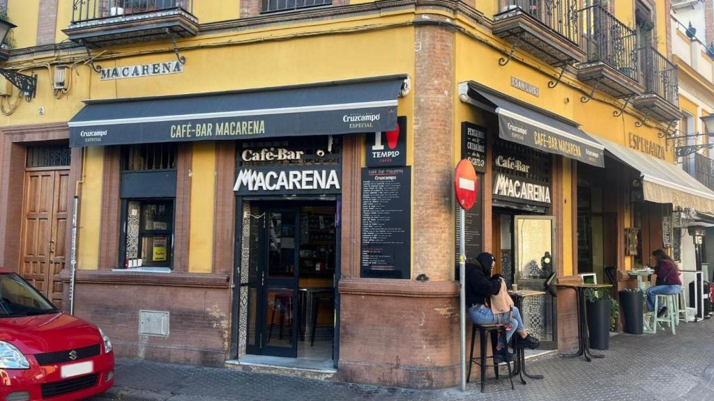Fachada del Café-Bar Macarena, en pie desde hace más de 50 años.