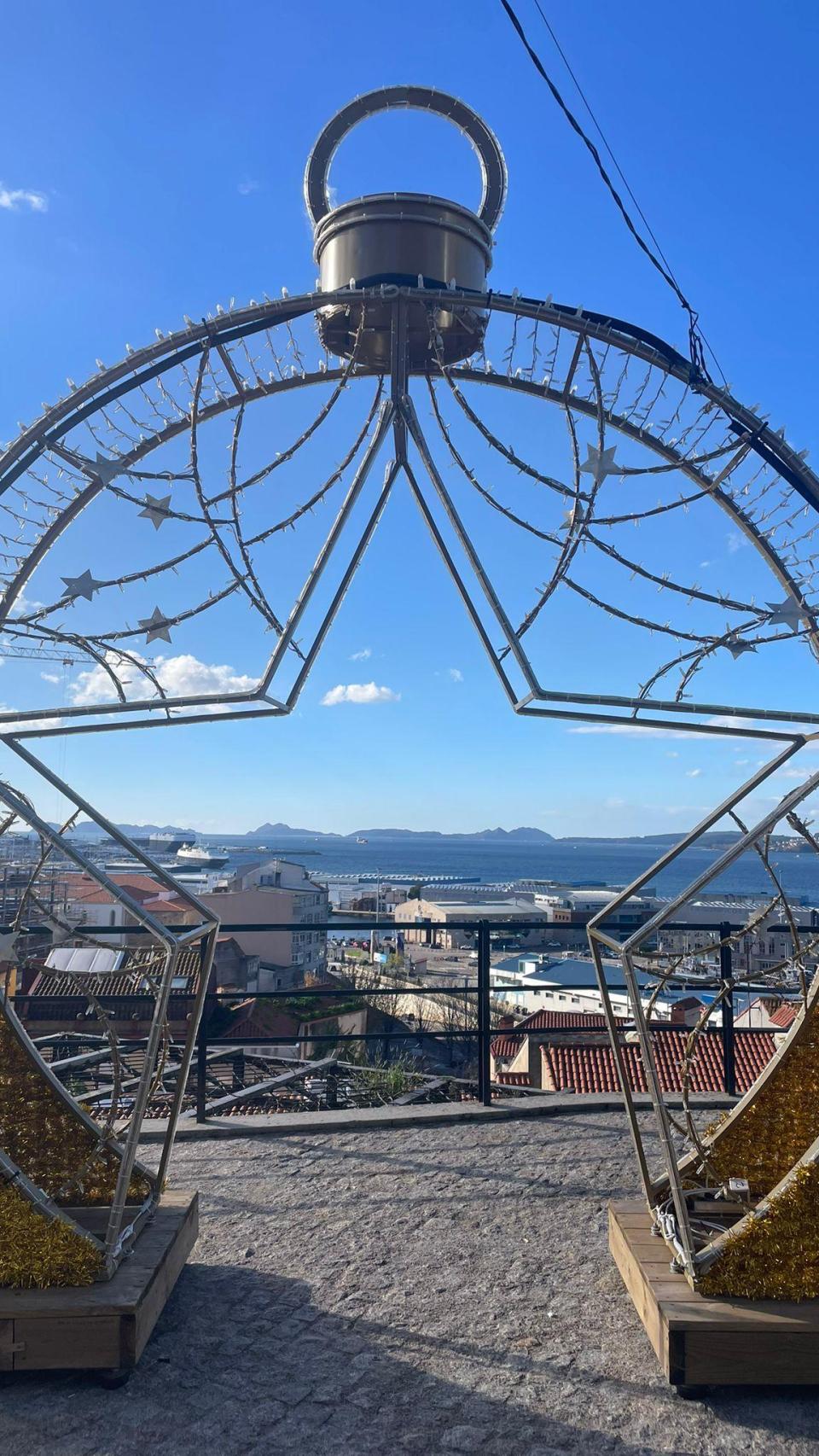 Estrella luminosa con Cíes de fondo en la Navidad de Vigo.