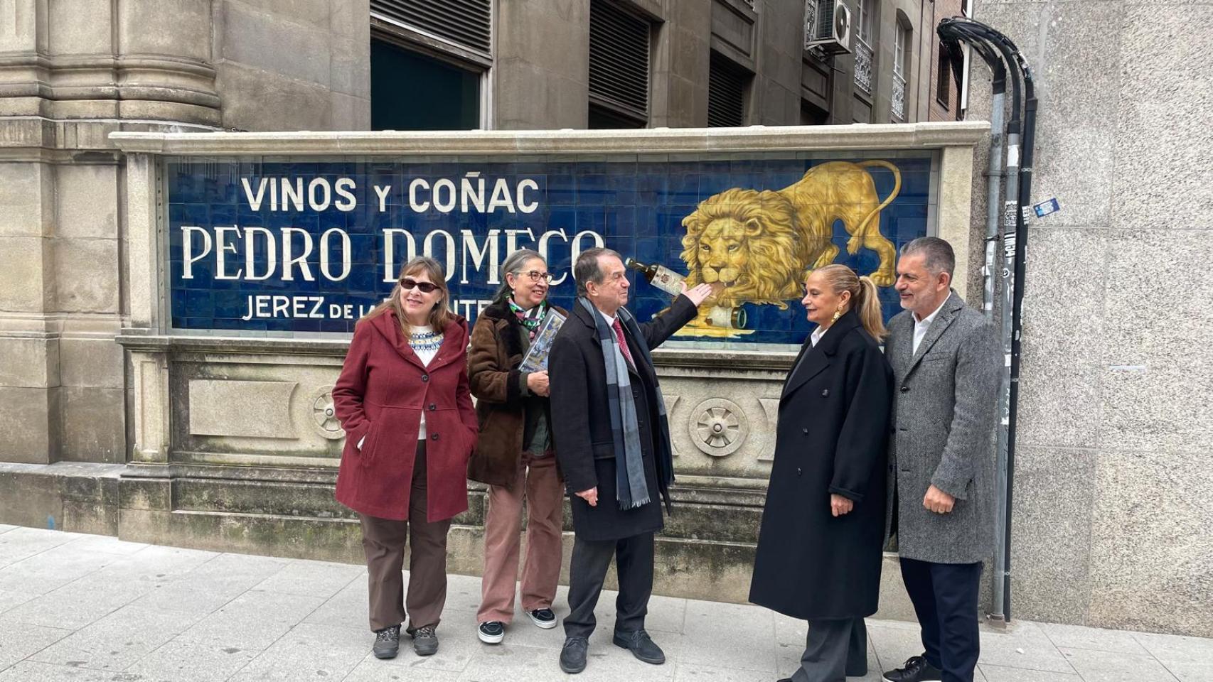 El mosaico de Domecq vuelve a su ubicación tras la restauración.