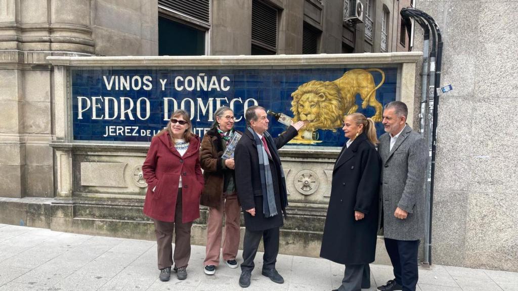El mosaico de Domecq vuelve a su ubicación tras la restauración.