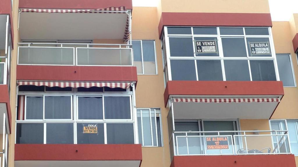 Varios carteles de venta y alquiler de viviendas.