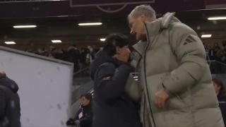 El tenso saludo de Christian Wück con Sonia Bermúdez