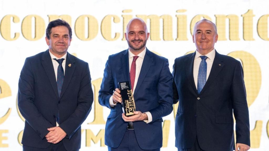 Miguel Ángel Valverde durante la entrega de los premios Fecir junto a Félix Marín.