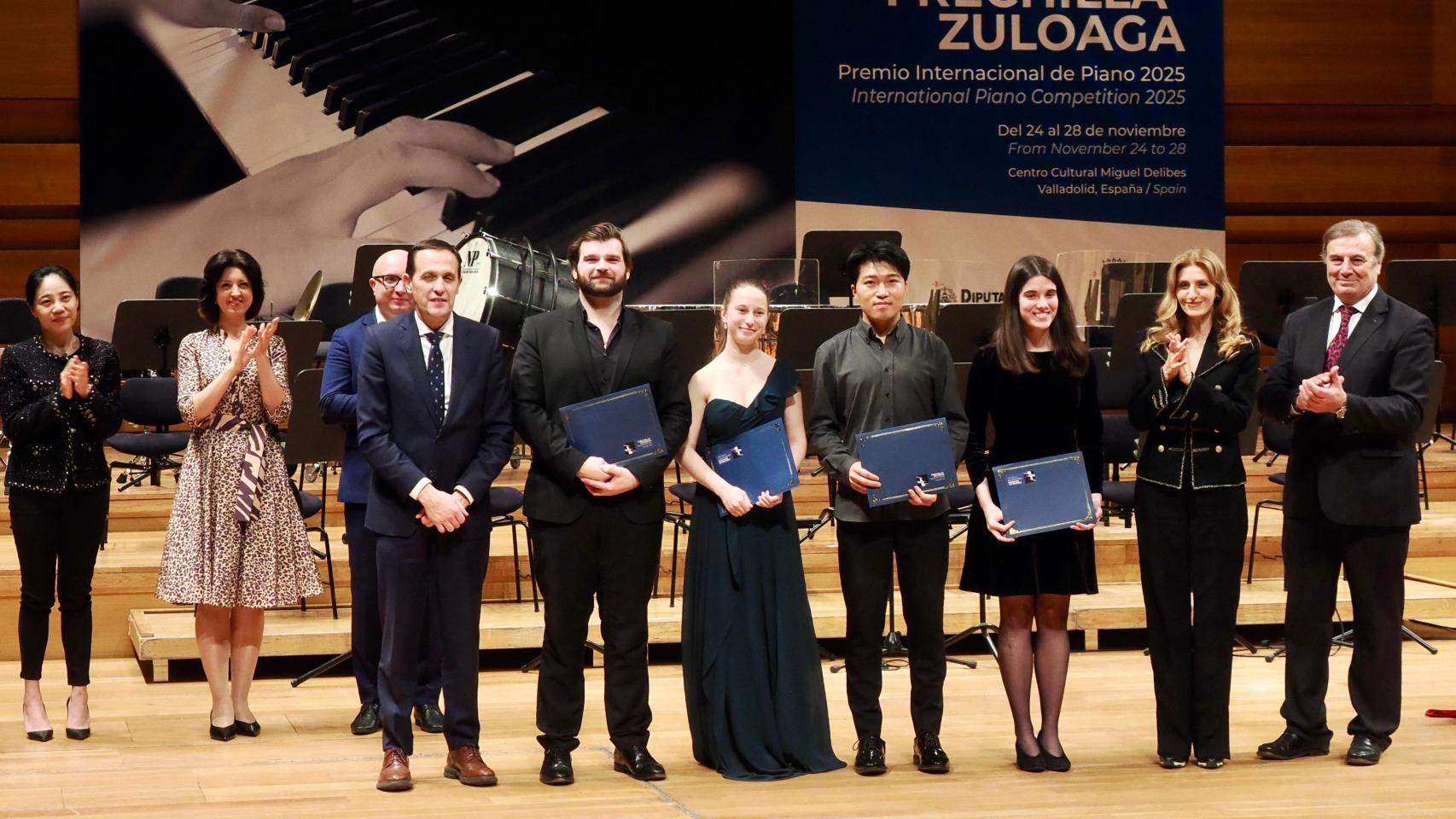 El presidente de la Diputación de Valladolid, Conrado Íscar, y la viceconsejera de Acción Cultural de la Junta, Mar Sancho, durante la entrega de los galardones a los premiados, este viernes