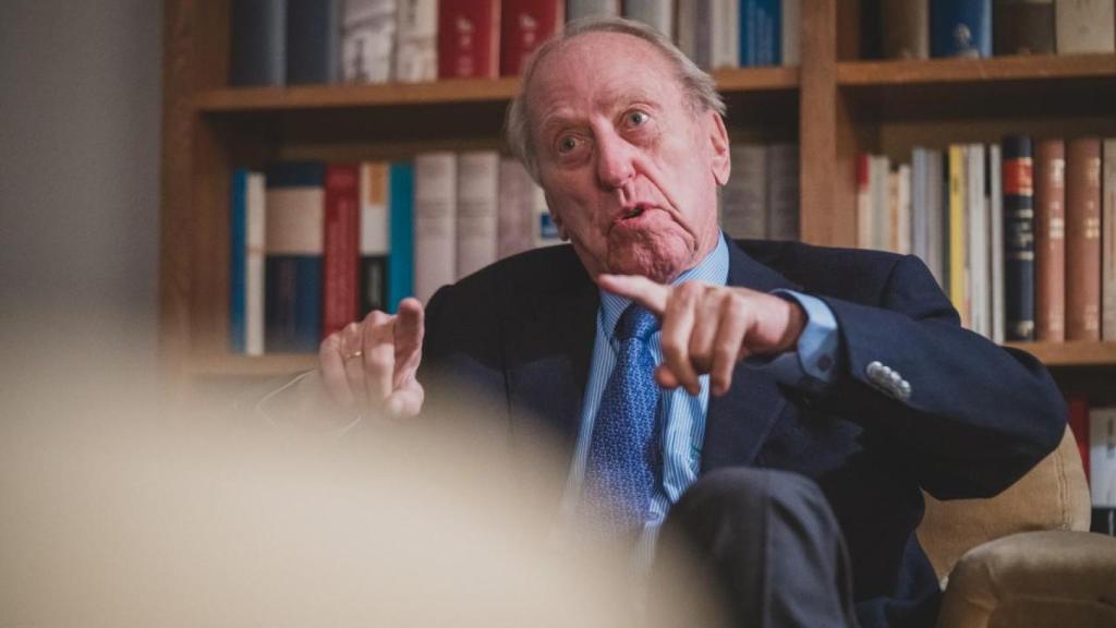 El jurista Tomás-Ramón Fernández, en su despacho de Madrid, durante la entrevista con EL ESPAÑOL.