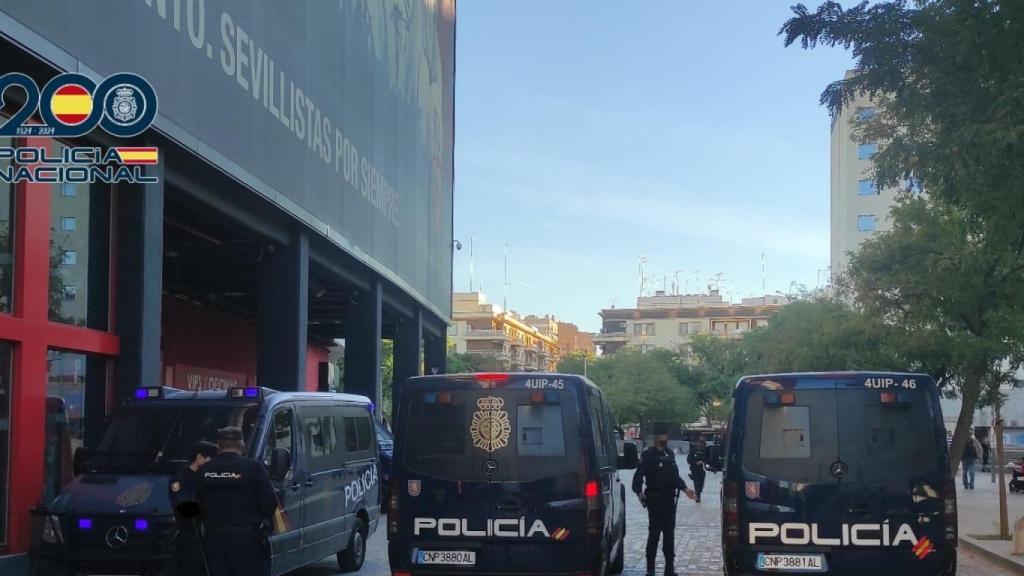 Agentes de la Policía Nacional en las inmediaciones del estadio del Sevilla en una imagen de archivo.