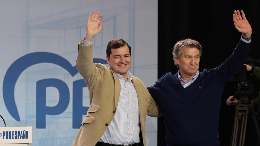 El presidente de la Junta y del PPCyL, Alfonso Fernández Mañueco, junto al presidente del PP, Alberto Núñez Feijóo, en el II Foro Grandes Ciudades, celebrado este sábado en Burgos